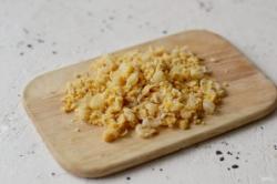 Рецепт - Веганский тунец - Шаг 2 -  Нут разомните вилкой. Однородной консистенцию делать не надо, пусть останется текстура.