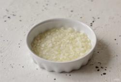 Рецепт - Веганский тунец - Шаг 3 -  Лук нарежьте на мелкие кубики, добавьте уксус и оставьте на 10-15 минут мариноваться. Это уберет резкий вкус лука.