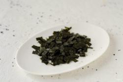 Рецепт - Веганский тунец - Шаг 5 -  Морские водоросли нори нарежьте на мелкие квадратики или раскрошите руками.