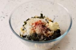 Рецепт - Веганский тунец - Шаг 6 -  Соедините вместе нут, каперсы, огурцы, водоросли и лук. Добавьте соль, рыбную приправу, перец и копченую паприку. Заправьте салат соевым соусом и постным майонезом.