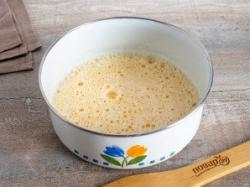 Рецепт - Медовые вафли - Шаг 2 -  Яйца взбейте с медом, солью. Затем влейте молоко и взбейте ещё раз.