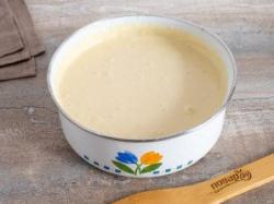 Рецепт - Медовые вафли - Шаг 3 -  Затем частями добавляйте просеянную муку, добейтесь однородного теста.