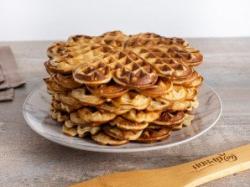 Рецепт - Медовые вафли - Шаг 5 -  Выливайте тесто половником в вафельницу и выпекайте в соответствии с готовностью по индикатору.