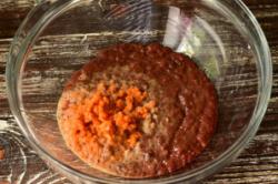 Рецепт - Печеночная запеканка в мультиварке - Шаг 2 -  На мясорубке перекрутите печень и овощи.На мясорубке перекрутите печень и овощи.