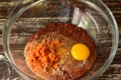 Рецепт - Печеночная запеканка в мультиварке - Шаг 3 -  Вбейте куриное яйцо.