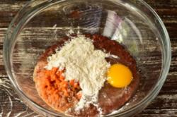 Рецепт - Печеночная запеканка в мультиварке - Шаг 4 -  Добавьте муку, соль и перец.