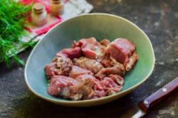 Рецепт - Шашлык с овощами в духовке - Шаг 2 -  Свинину нарежьте небольшими по размеру кусочками.