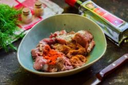 Рецепт - Шашлык с овощами в духовке - Шаг 3 -  Добавьте к мясу соль, перец, любимые специи, можно использовать паприку, также добавьте специи для мяса.