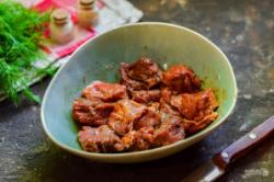 Рецепт - Шашлык с овощами в духовке - Шаг 4 -  Влейте к мясу соевый соус, перемешайте все и маринуйте мясо 1,5 часа.