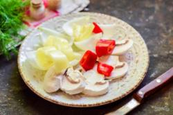 Рецепт - Шашлык с овощами в духовке - Шаг 5 -  Очистите перец, сполосните и нарежьте крупными полосками, также нарежьте лук и грибы.