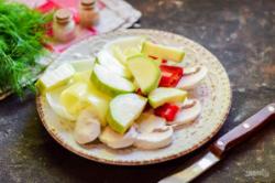 Рецепт - Шашлык с овощами в духовке - Шаг 6 -  Кабачок нарежьте дольками.