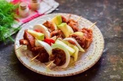 Рецепт - Шашлык с овощами в духовке - Шаг 7 -  Подготовьте шпажки, нанизайте на них мясо и овощи. Духовку прогрейте до 180 градусов.