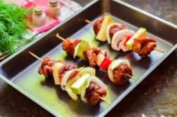 Рецепт - Шашлык с овощами в духовке - Шаг 8 -  Выложите заготовки шашлычков на противень, запекайте 25 минут, после переверните и запекайте еще 5-7 минут.