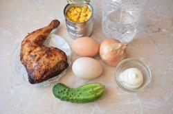 Рецепт - Салат с копчёной курицей и кукурузой - Шаг 1 - Для приготовления вкусного салата подготовьте все необходимые ингредиенты. Уксус для маринования лука я использую 9%. Баночку с консервированной кукурузой откройте и слейте с неё жидкость.