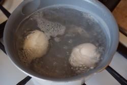 Рецепт - Салат с копчёной курицей и кукурузой - Шаг 3 -  Яйца для салата отварите. Для этого залейте их холодной водой, поставьте на огонь и доведите до кипения. Проварите их в кипящей воде 5-7 минут. Затем горячую воду слейте и остудите яйца в холодной воде. При резкой смене температуры яйца остывают очень быстро.