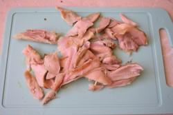 Рецепт - Салат с копчёной курицей и кукурузой - Шаг 4 -  Копченый куриный окорочок очистите от шкурки и отделите мясо от костей. Само мясо немного нарежьте и переложите в подготовленную чашу для приготовления салата.