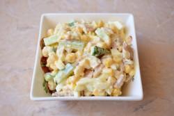 Рецепт - Салат с копчёной курицей и кукурузой - Шаг 7 -  Перед подачей к столу салат необходимо немного охладить в холодильнике.