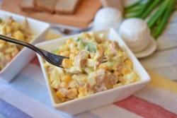 Рецепт - Салат с копчёной курицей и кукурузой - Шаг 8 -  Салат можно разложить в порционную посуду или выложить в общий салатник. Приятного аппетита!