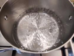 Рецепт - Пюре из цветной капусты - Шаг 1 - В кастрюлю налейте фильтрованную холодную воду и поставьте на сильный огонь закипать. У меня обычная небольшая кастрюлька из нержавеющей стали. Можно накрыть кастрюлю крышкой, так вода закипит быстрее.