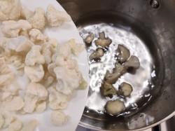 Рецепт - Пюре из цветной капусты - Шаг 2 -  Цветную капусту можно использовать как свежую, так и замороженную. Свежую нужно заранее вымыть под проточной водой и разобрать на соцветия. Замороженную сразу отправляем в кастрюлю, не размораживая. Капусту посолите и варите на среднем огне около десяти минут после повторного закипания. Готовность проверьте вилкой: соцветия должны быть мягкими внутри. Считается, что если на этом этапе накрыть кастрюлю крышкой, то капуста пожелтеет, а нам этого не нужно.