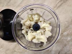 Рецепт - Пюре из цветной капусты - Шаг 3 -  Готовую цветную капусту отбросьте на дуршлаг и переложите в чашу блендера. Добавьте мягкое сливочное масло. Для того, чтобы масло размягчилось, достаточно за двадцать минут до начала приготовления пюре достать масло из холодильника и оставить при комнатной температуре.