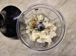 Рецепт - Пюре из цветной капусты - Шаг 4 -  Влейте в чашу блендера не жирные сливки для более насыщенного и нежного вкуса пюре. А также посолите и добавьте щепотку молотого мускатного ореха. Это придаст особенный аромат блюду. Чтобы понизить калорийность пюре, можно заменить сливки на молоко с низким процентным содержанием жира. Но будьте готовы к тому, что сливочная нотка в блюде пропадёт безвозвратно.