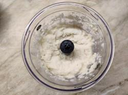 Рецепт - Пюре из цветной капусты - Шаг 5 -  В импульсном режиме взбейте пюре до однородности. Однородная структура в пюре из капусты так же важна, как и в картофельном пюре. Вместо блендера можно использовать обычный металлический пресс (толкушку) для картофельного пюре. Мягкие соцветия отлично разминаются и вручную. Просто выбирайте, с чем вам привычнее работать.