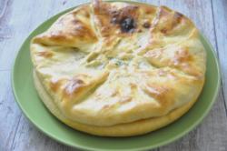 Рецепт - Хачапури по-абхазски - Шаг 19 -  Выпекайте как и первую лепешку. Выложите хачапури стопкой, смажьте сливочным маслом.