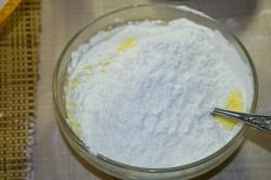 Рецепт - ХАЧАПУРИ С СЫРОМ НА СКОВОРОДЕ - Шаг 10 -  В жидкую смесь добавляем порциями просеянную муку, перемешиваем