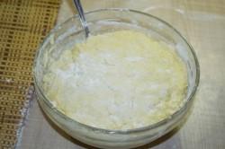 Рецепт - ХАЧАПУРИ С СЫРОМ НА СКОВОРОДЕ - Шаг 11 -  Получаем липкое мягкое тесто, которое держит форму и не расплывается, важно не переусердствовать с мукой, иначе готовые хачапури получатся жесткими