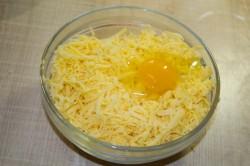 Рецепт - ХАЧАПУРИ С СЫРОМ НА СКОВОРОДЕ - Шаг 13 -  Вбиваем к сыру второе яйцо