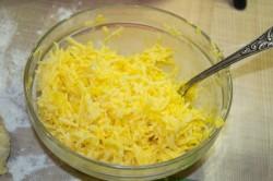 Рецепт - ХАЧАПУРИ С СЫРОМ НА СКОВОРОДЕ - Шаг 14 -  Перемешиваем - и начинка готова! Для приготовления теста и начинки нам и потребовалось около 5 минут, осталось дело за малым - слепить хачапури и испечь