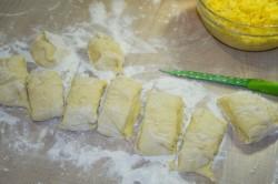 Рецепт - ХАЧАПУРИ С СЫРОМ НА СКОВОРОДЕ - Шаг 15 -  Стол хорошо посыпаем мукой и выкладываем тесто, формируем из него колбаску, затем делим ее на 9 равных частей