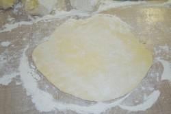 Рецепт - ХАЧАПУРИ С СЫРОМ НА СКОВОРОДЕ - Шаг 16 -  Каждую часть тонко раскатываем