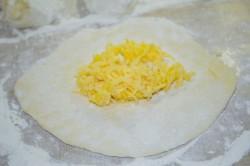 Рецепт - ХАЧАПУРИ С СЫРОМ НА СКОВОРОДЕ - Шаг 17 -  Выкладываем немного начинки