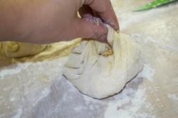 Рецепт - ХАЧАПУРИ С СЫРОМ НА СКОВОРОДЕ - Шаг 18 -  Края собираем к центру гармошкой и защипываем