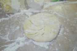 Рецепт - ХАЧАПУРИ С СЫРОМ НА СКОВОРОДЕ - Шаг 19 -  Полученный мешочек расплющиваем