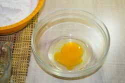 Рецепт - ХАЧАПУРИ С СЫРОМ НА СКОВОРОДЕ - Шаг 2 -  Для начала приготовим тесто для хачапури, сделать это очень просто - разбиваем 1 яйцо