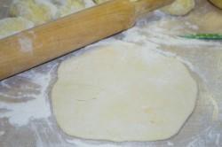 Рецепт - ХАЧАПУРИ С СЫРОМ НА СКОВОРОДЕ - Шаг 20 -  Раскатываем скалкой, затем переворачиваем и раскатываем с другой стороны, переворачиваем в последний раз еще немного раскатываем, хачапури получатся примерно по диаметру сковороды