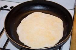 Рецепт - ХАЧАПУРИ С СЫРОМ НА СКОВОРОДЕ - Шаг 21 -  Перекладываем на сухую сковороду