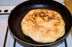 Рецепт - ХАЧАПУРИ С СЫРОМ НА СКОВОРОДЕ - Шаг 23 -  Переворачиваем и жарим с другой стороны также под крышкой