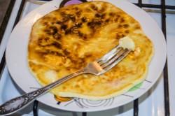 Рецепт - ХАЧАПУРИ С СЫРОМ НА СКОВОРОДЕ - Шаг 24 -  Готовые хачапури смазываем сливочным маслом