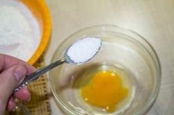 Рецепт - ХАЧАПУРИ С СЫРОМ НА СКОВОРОДЕ - Шаг 3 -  Добавляем сахар