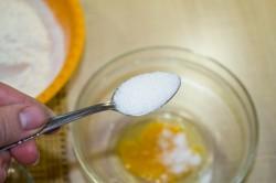 Рецепт - ХАЧАПУРИ С СЫРОМ НА СКОВОРОДЕ - Шаг 4 -  Теперь соль