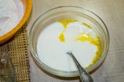 Рецепт - ХАЧАПУРИ С СЫРОМ НА СКОВОРОДЕ - Шаг 5 -  Яйцо с солью и сахаром слегка взбиваем, вливаем кефир