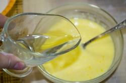 Рецепт - ХАЧАПУРИ С СЫРОМ НА СКОВОРОДЕ - Шаг 7 -  Добавляем растительное масло, перемешиваем