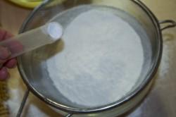 Рецепт - ХАЧАПУРИ С СЫРОМ НА СКОВОРОДЕ - Шаг 8 -  Берем около 2,5 стакана муки, к ней добавляем соду, остальную муку оставляем для посыпки стола