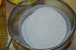 Рецепт - ХАЧАПУРИ С СЫРОМ НА СКОВОРОДЕ - Шаг 9 -  В отдельную посуду просеиваем муку с содой