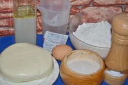 Рецепт - ХАЧАПУРИ ПО-МЕГРЕЛЬСКИ - Шаг 1 - Подготовьте указанные в рецептуре ингредиенты для теста. Подогрейте фильтрованную воду. Она должна быть теплой (не выше 40 градусов), а не обжигающе горячей или холодной, иначе дрожжи погибнут или не активизируются.