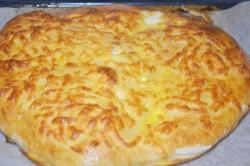 Рецепт - ХАЧАПУРИ ПО-МЕГРЕЛЬСКИ - Шаг 14 -  Достаньте хачапури по-мегрельски из духовки. Подавать можно и в горячем, и в холодном виде. На мой взгляд, выпечка с пылу-жару будет намного вкуснее.